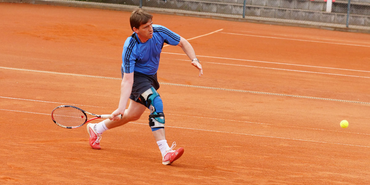 Holger Tittelbach gewinnt sein Einzel bei den Herren 40 in der Oberliga klar.